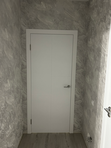 Установлен запорный механизм на внутреннюю дверь. Проведены работы по вырезанию отверстия, монтажу ручки и защёлки. Проверена функциональность, обеспечена плавность закрывания.