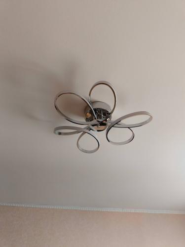 Установлен современный потолочный светильник с оригинальным дизайном, обеспечивающий равномерное освещение. Выполнено подключение к электросети, проверена работоспособность.