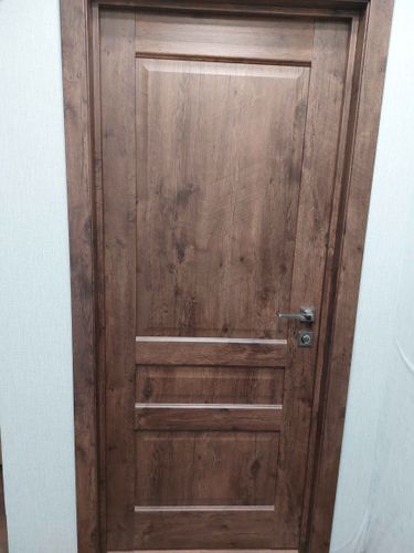 Установлены доборы на межкомнатную дверь, обеспечивая завершенный вид и улучшая эстетику. Работа выполнена аккуратно, с точной подгонкой и надежной фиксацией элементов.