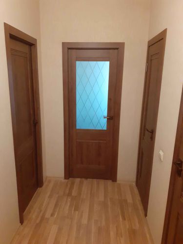 Установлены новые доборы на входную дверь, обеспечивающие завершенный вид и улучшенную изоляцию. Все элементы аккуратно подогнаны, создавая гармоничный интерьер.