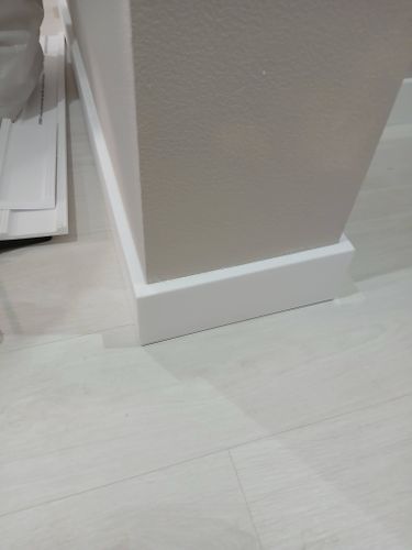 Монтаж полиуретанового/дюрополимерного/полистиролового плинтуса