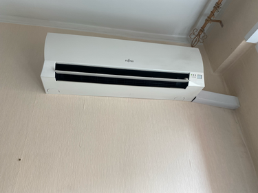 Выполнена очистка фильтров, устранение загрязнений на внутренних элементах, проверка дренажной системы, восстановление воздушного потока, улучшение работы устройства.