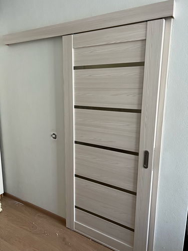 Установлена раздвижная конструкция с одной панелью. Закреплены направляющие, обеспечивающие плавное скольжение. Проведена регулировка механизма для оптимального функционирования.