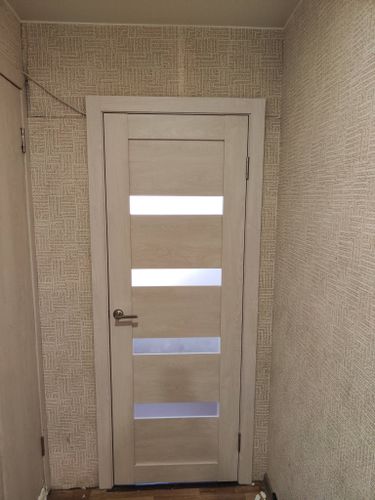 Установлен новый замок в деревянную дверь, выполнены все необходимые вырезы и отверстия, закреплены ручки, проверена функциональность механизма, обеспечена плавная работа.