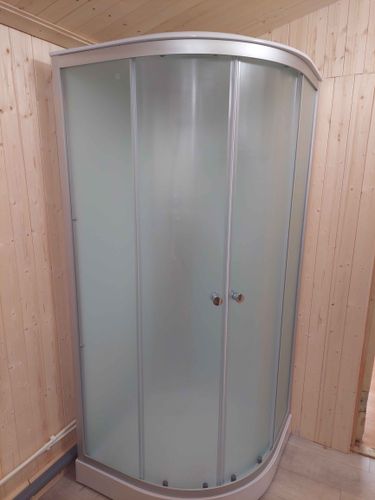 Установлена новая душевая конструкция: закреплены стенки, поддон, двери. Подключены водопроводные коммуникации, проверена герметичность соединений, отрегулированы элементы для комфортного использования.