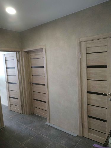 Проем уменьшен, установлены новые двери, выполнена отделка стен, обновлен пол, добавлено освещение. Завершены работы по улучшению интерьера, обеспечена гармония и функциональность пространства.