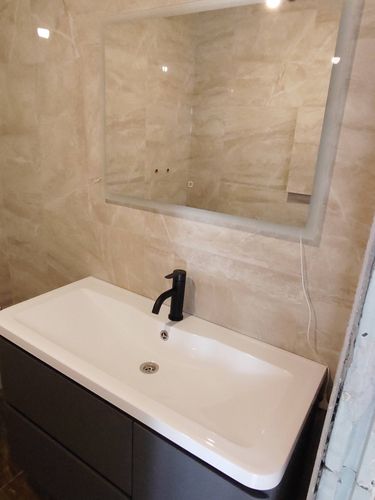 Завершена установка зеркала в ванной комнате над раковиной. Закреплено на стене, выровнено, обеспечена надежная фиксация. Гармонично вписывается в интерьер, создавая ощущение простора.