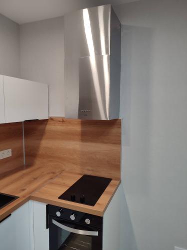 Установлено кухонное оборудование: вытяжка интегрирована в шкаф, подключена к вентиляции, проверена работоспособность, обеспечена надежная фиксация, аккуратная подгонка под интерьер.