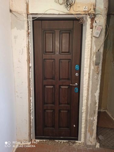 Дверь облицована панелями из МДФ, что придаёт ей современный и стильный вид. Установлены новые ручки и замки, обеспечивающие безопасность и удобство использования.