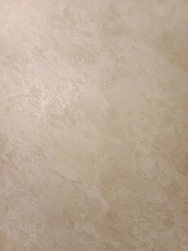 Установлен декоративный элемент по периметру потолка, обеспечивающий плавный переход между стенами и верхней поверхностью. Завершена отделка, создающая гармоничный вид интерьера.