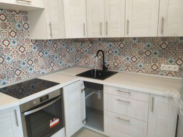 Обновлены дверцы кухонных шкафов: произведена точная подгонка и установка, обеспечивающая гармоничный внешний вид и функциональность. Завершено оформление с учетом дизайна интерьера.