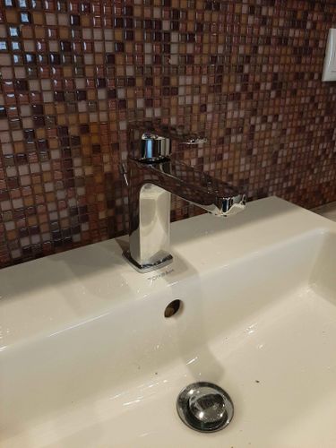 Изображение демонстрирует завершенный процесс снятия смесителя с раковины. Оставлено отверстие, поверхность очищена от остатков. Удалены все крепления, обеспечивая аккуратный результат.