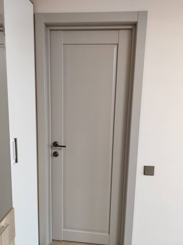 Установлена новая деревянная створка, закреплены петли, врезан замок, отрегулирована фурнитура, проверена плавность закрывания, добавлены наличники, завершена отделка проема.