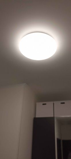 Установлен новый светильник на потолок, подключены провода, проверена работоспособность, обеспечено равномерное освещение, завершены все монтажные действия.