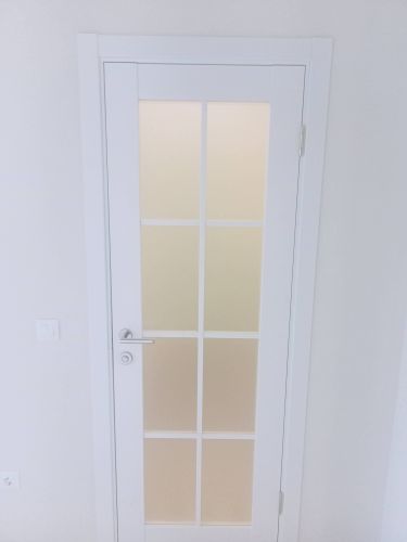 Установлена деревянная конструкция с одной створкой, выполнена подгонка, закреплены петли, врезан замок, смонтированы наличники, проверена функциональность, обеспечена плавность открывания.