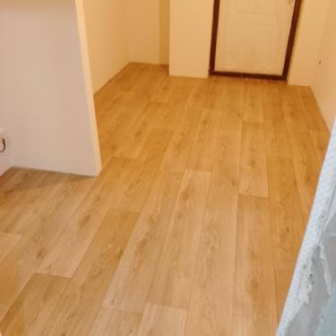 Покрытие ровно уложено на подготовленное основание, стыки аккуратно соединены, поверхность без дефектов, края тщательно обрезаны, создавая эстетичный и завершенный вид.