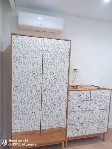 Собран шкаф с ящиками, установлены дверцы и ручки, выровнены поверхности, закреплены ножки, проверена устойчивость, нанесен цветочный узор на фасады, подключен к стене для безопасности.