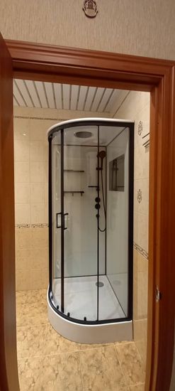 Установлена современная душевая конструкция с гидромассажем. Подключены все коммуникации, обеспечена герметичность, проверена функциональность. Завершён монтаж дверей и панелей.