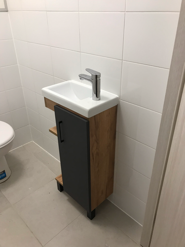 Установлен новый кран на раковину в ванной комнате. Проведена замена старого оборудования, обеспечена герметичность соединений, проверена работоспособность системы водоснабжения.