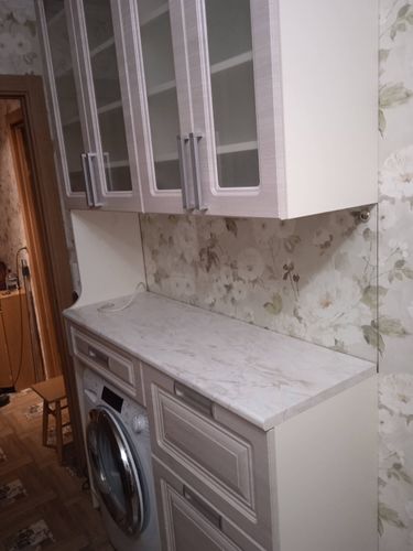 Установлены шкафы, закреплены фасады, смонтирована столешница, подключена техника, выровнены элементы, установлены ручки, завершена отделка.