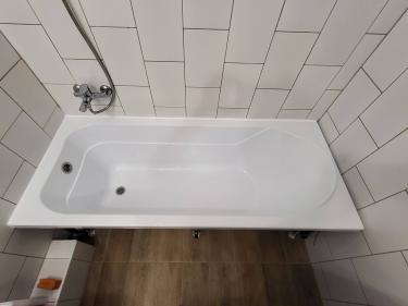 Установлена новая ванна, подключены коммуникации, герметизация швов, проверена система слива, закреплены крепления, выровнены поверхности, завершена отделка стен плиткой.