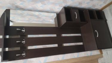 Собрана мебель: установлены полки, крючки, зеркало. Закреплены детали, выдвижные ящики. Все элементы надежно соединены, конструкция устойчива. Завершена установка в прихожей.