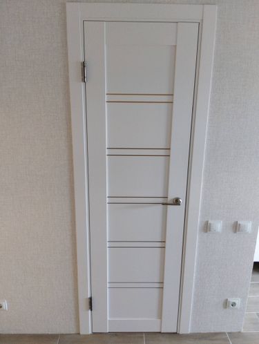 Установлена новая деревянная створка с петлями, ручкой и замком. Полотно ровно вмонтировано в проем, обеспечена плавная работа механизма. Завершены отделочные работы вокруг коробки.