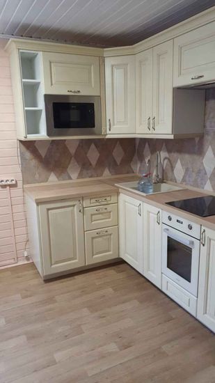 Выполнена работа по точному подгонке и установке кухонной поверхности, включая вырезы для мойки и плиты, с учётом всех углов и стыков, обеспечивая идеальное прилегание.