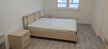 Собрана мебель: кровать, прикроватные тумбы. Установлены на ровный пол, выровнены, закреплены. Комната подготовлена для использования, все элементы на своих местах.