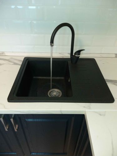 Изготовлены и установлены новые дверцы для кухонного гарнитура, точно подогнанные по размерам, с аккуратной обработкой краев и качественной фурнитурой.