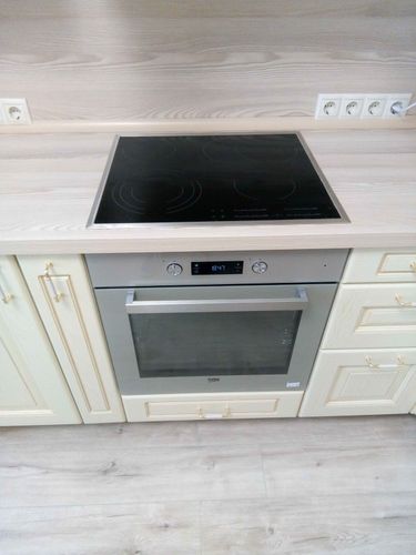 Установлены шкафы, закреплены фасады, смонтирована столешница, подключена варочная панель, встроена духовка, подключены розетки, выровнены поверхности, собраны ящики, установлены ручки.