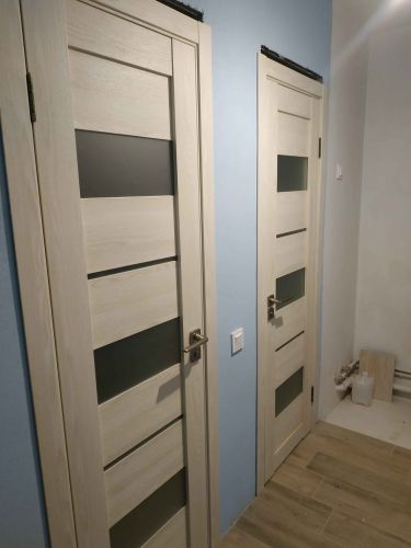 Выполнена установка декоративных элементов вокруг входной конструкции, обеспечивающих эстетичный вид и завершённость. Все детали подогнаны точно, зазоры отсутствуют, поверхность гладкая.