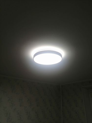 Установлено потолочное освещение: выполнено крепление, подключение проводов, проверка работы. Светильник надежно закреплен, функционирует корректно, освещает помещение равномерно.