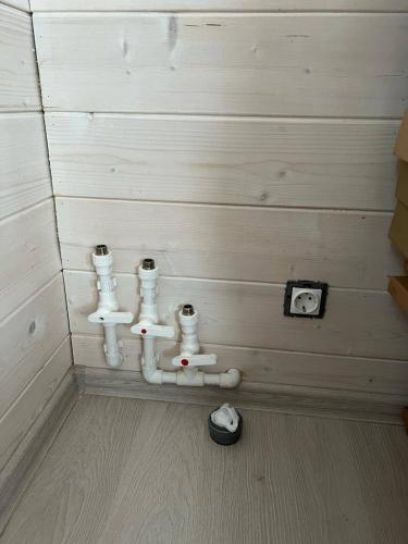 Установлены трубы из полипропилена, смонтированы соединения, закреплены краны. Проведены работы по подключению к водоисточнику, обеспечено герметичное соединение деталей.