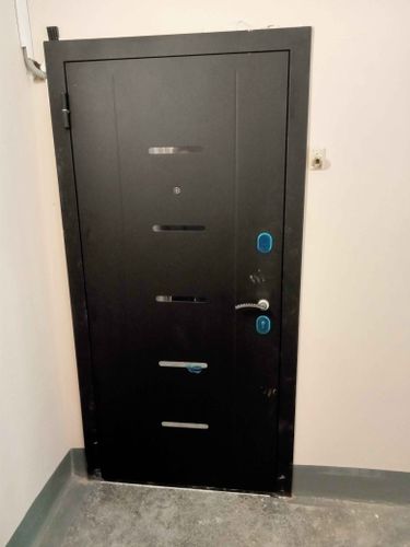 Установлена новая металлическая дверь, отрегулированы петли, заменены замки, проверена герметичность, улучшена звукоизоляция, обновлён внешний вид, устранены скрипы, усилена безопасность.