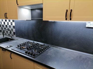 Изготовлены и установлены новые панели для кухни, обеспечивающие идеальную подгонку и современный вид. Завершена работа по обновлению внешнего вида с учетом всех деталей и пожеланий.