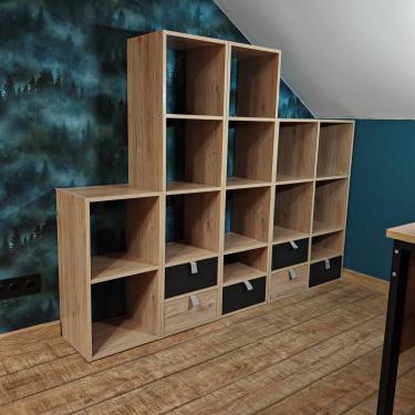 Собрали модульную конструкцию с полками и ящиками, установили на деревянный пол у стены с лесным рисунком. Все элементы надежно закреплены, обеспечивая устойчивость и функциональность.