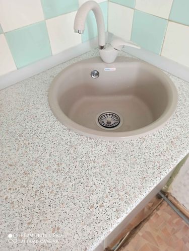 Удалены шкафы, снята столешница, убран фартук, отключена сантехника, демонтированы полки, извлечены ящики, разобраны крепления, очищена поверхность, освобождена рабочая зона.