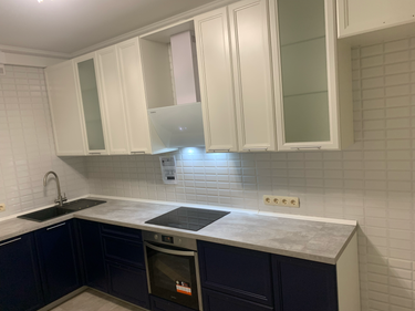 Проведена работа по точному раскрою и установке кухонных дверок. Обновлены поверхности, обеспечена идеальная подгонка и монтаж. Завершено оформление шкафов в современном стиле.