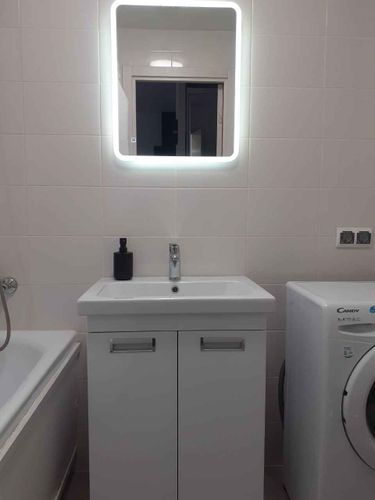 Установлена раковина с подключением к водопроводу и канализации, закреплен смеситель, проверена герметичность соединений, выполнена регулировка сливной системы, обеспечена функциональность.