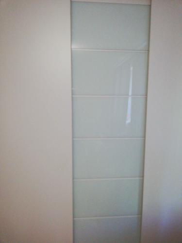 Заменены ролики, отрегулированы направляющие, устранены зазоры, восстановлена плавность хода, обновлены крепления, проверена фиксация, улучшена шумоизоляция, усилена конструкция.