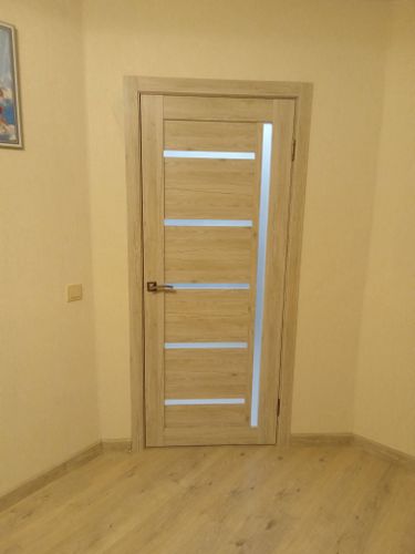 Установлен запорный механизм в деревянную створку. Выполнено сверление, вырезка посадочного места, закрепление ручки и проверка функционирования. Все элементы надежно зафиксированы.