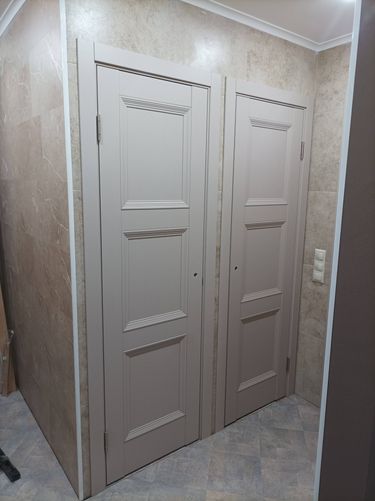 Установлена складная конструкция, обеспечивающая плавное открытие и закрытие. Закреплены направляющие, элементы соединены, проверена функциональность. Завершён монтаж в проёме.