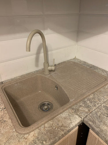 Изображение демонстрирует завершенный демонтаж старого смесителя на кухонной мойке. Рабочая поверхность очищена, подготовлена для установки нового оборудования.