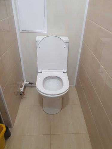 Установлено новое сантехническое оборудование, подключены коммуникации, проверена герметичность соединений, демонтирован старый агрегат, произведена очистка рабочей зоны, завершена проверка функциональности.