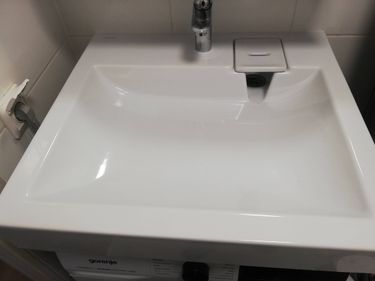 Установлена новая раковина, подключены водопроводные трубы, проверена герметичность соединений, отрегулирован слив, удалены старые элементы, очищено место установки.