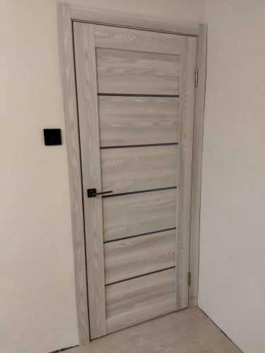 Установлены дополнительные панели вокруг двери, обеспечивающие завершённый вид и гармоничное сочетание с интерьером. Работа выполнена аккуратно, с точным подгоном элементов.