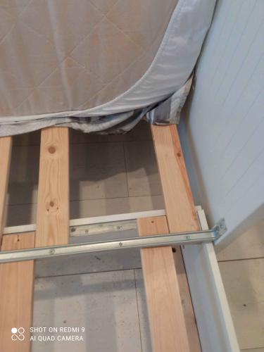 Заменены деревянные планки на каркасе, установлены новые крепления, обеспечена надежная фиксация, улучшена поддержка матраса. Работа завершена, конструкция восстановлена.