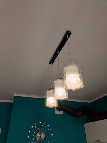 Установлен светильник на натяжной потолок. Проведено крепление, подключение к электросети, проверка работоспособности. Светильник надежно закреплен, функционирует корректно, освещает помещение.