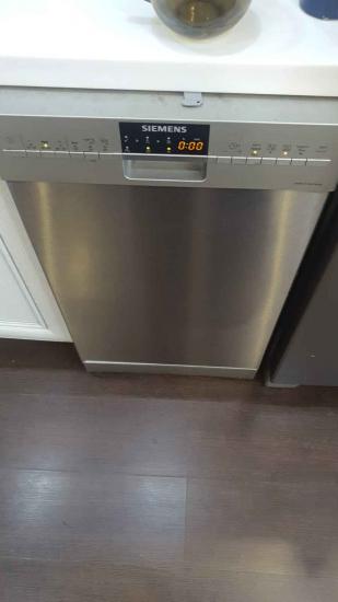 Проведена замена насоса, устранена утечка, очищены фильтры, проверена электроника, восстановлена работа системы слива, протестирована функциональность, обеспечена герметичность соединений.